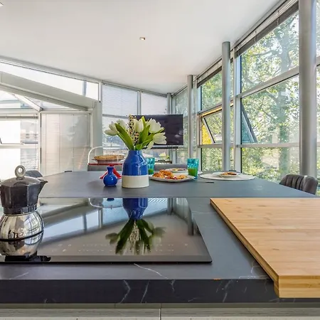 Apartman Comics & Cars - Themed Penthouse In Motor Valley