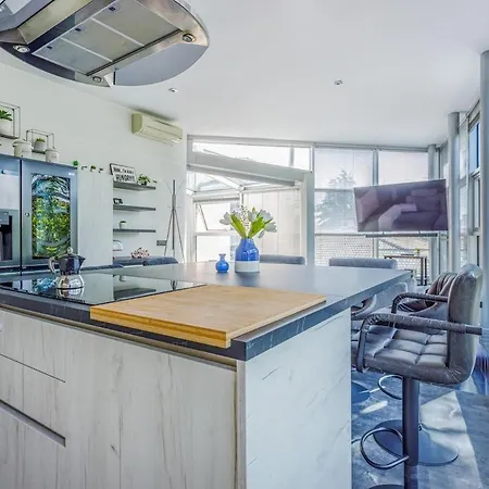 Comics & Cars - Themed Penthouse In Motor Valley Apartman *