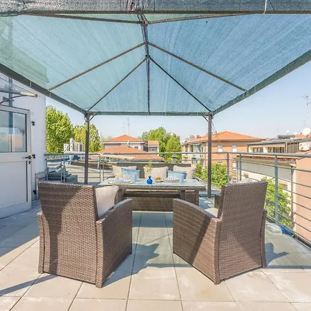 Comics & Cars - Themed Penthouse In Motor Valley Apartman