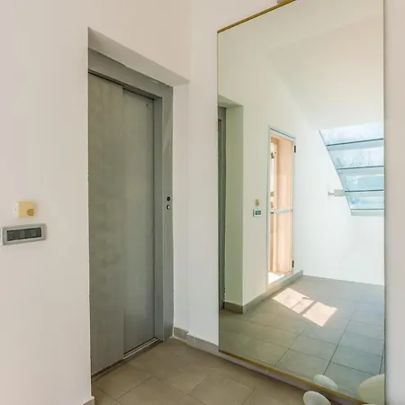 アパート Comics & Cars - Themed Penthouse In Motor Valley