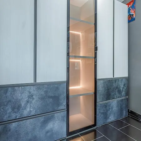 Comics & Cars - Themed Penthouse In Motor Valley Apartment
