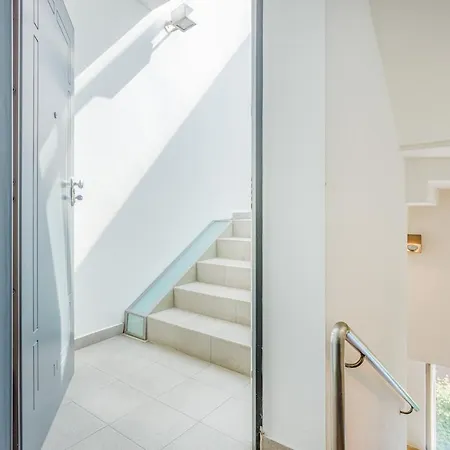 Apartment Comics & Cars - Themed Penthouse In Motor Valley