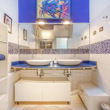 アパート Comics & Cars - Themed Penthouse In Motor Valley *