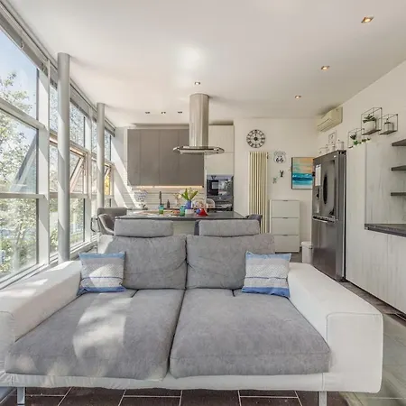 Apartment Comics & Cars - Themed Penthouse In Motor Valley *