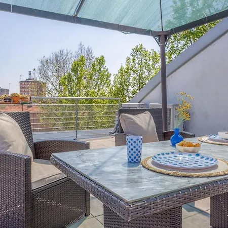 Comics & Cars - Themed Penthouse In Motor Valley Apartment