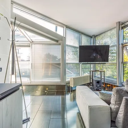 Comics & Cars - Themed Penthouse In Motor Valley Apartment