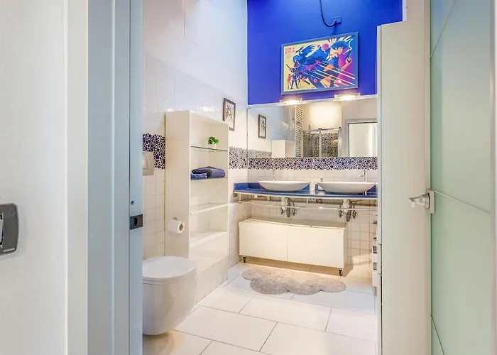 Comics & Cars - Themed Penthouse In Motor Valley *