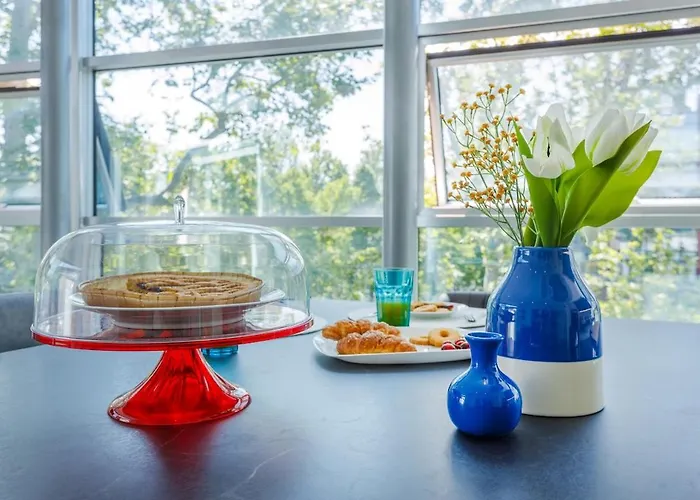 Comics & Cars - Themed Penthouse In Motor Valley *