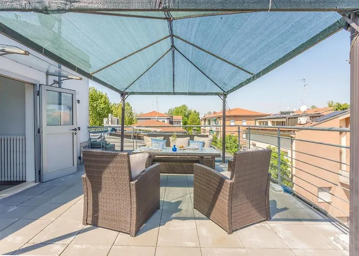 Comics & Cars - Themed Penthouse In Motor Valley 公寓