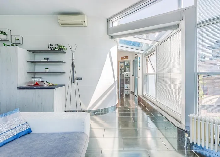 Comics & Cars - Themed Penthouse In Motor Valley 公寓