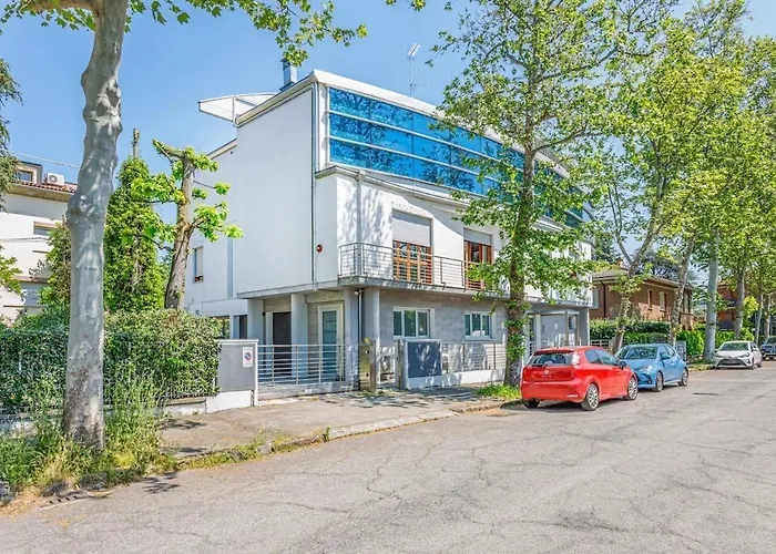 Comics & Cars - Themed Penthouse In Motor Valley *