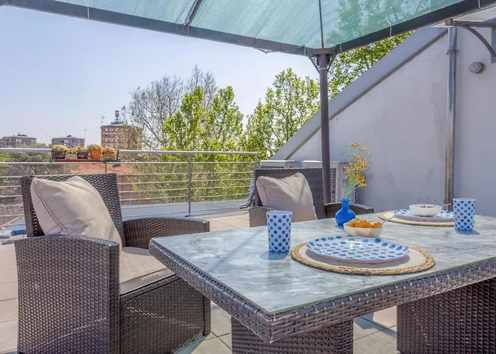 Comics & Cars - Themed Penthouse In Motor Valley 公寓